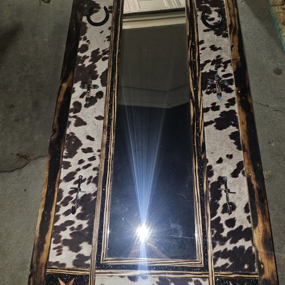 Western Cowhide Mirror with Horseshoe Details - Picture 3 of 4